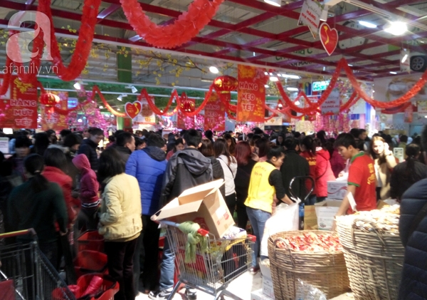 Hà Nội: Người dân chen lấn nghẹt thở khi mua sắm tại siêu thị - Ảnh 9.