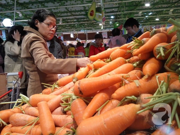 Hà Nội: Người dân chen lấn nghẹt thở khi mua sắm tại siêu thị - Ảnh 10.