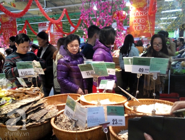Hà Nội: Người dân chen lấn nghẹt thở khi mua sắm tại siêu thị - Ảnh 11.