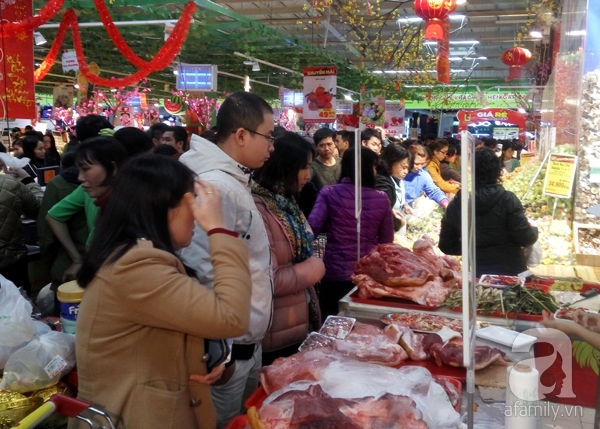 Hà Nội: Người dân chen lấn nghẹt thở khi mua sắm tại siêu thị - Ảnh 12.