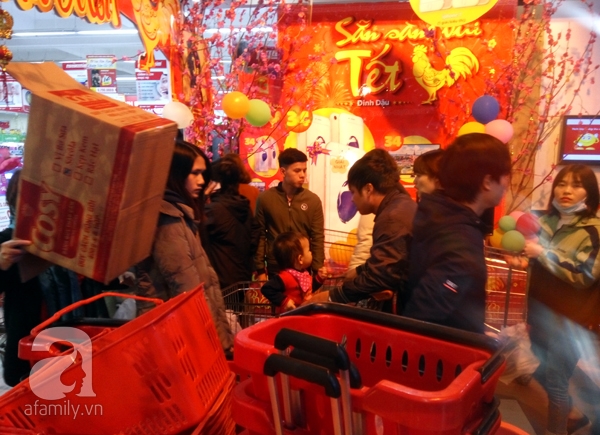 Hà Nội: Người dân chen lấn nghẹt thở khi mua sắm tại siêu thị - Ảnh 13.