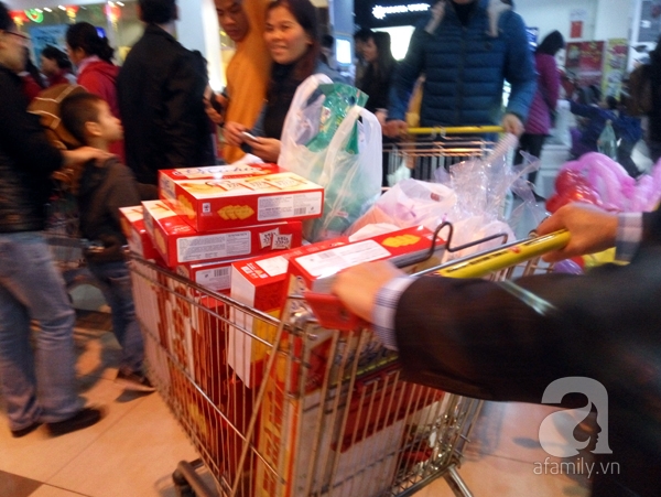 Hà Nội: Người dân chen lấn nghẹt thở khi mua sắm tại siêu thị - Ảnh 15.