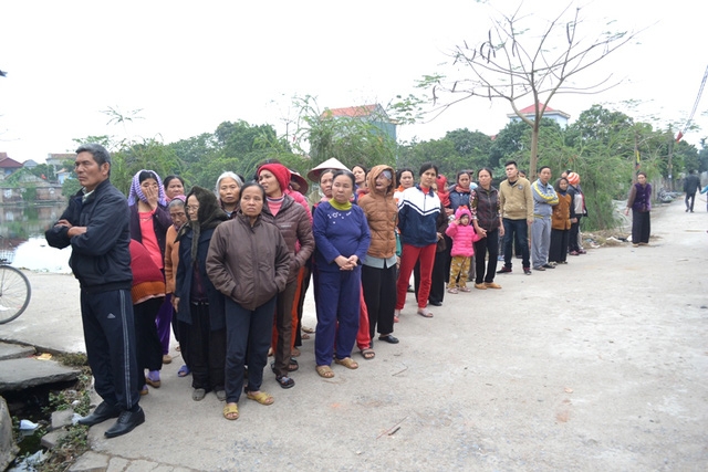 Rất nhiều người dân thôn Lưu Xá đã đến từ sớm để tiễn biệt nạn nhân xấu số
