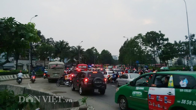 tp.hcm: cua ngo ben xe mien dong ket cung hinh anh 4