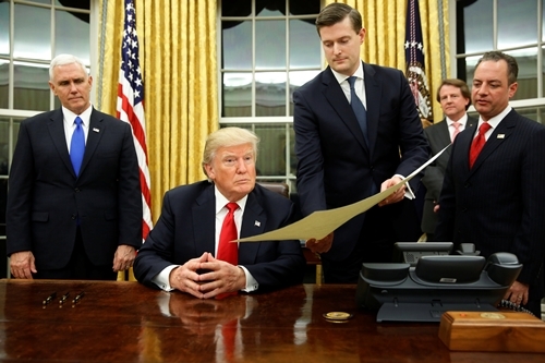 Tổng thống Donald Trump tại Phòng Bầu dục, Nhà Trắng. Ảnh: Reuters.