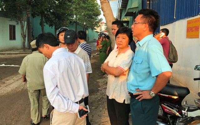 Bà Đặng Thị Hồng Liên, Chủ tịch UBND quận 9 có mặt tại hiện trường chỉ đạo công tác chữa cháy.