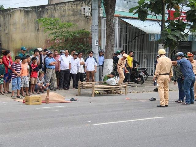 da nang: va cham voi xe buyt, hai cha con thuong vong hinh anh 1