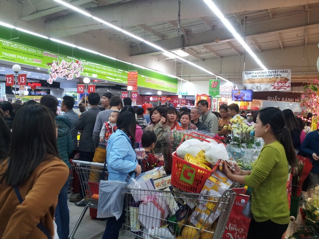  Lượng người vào siêu thị mua sắm hàng Tết rất đông trong sáng ngày hôm nay (22/1). 
