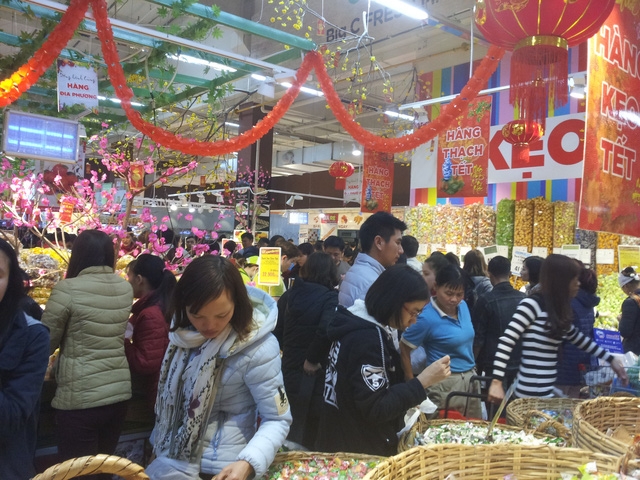 Những quầy hàng như bánh kẹo, đồ khô luôn rất đông người.