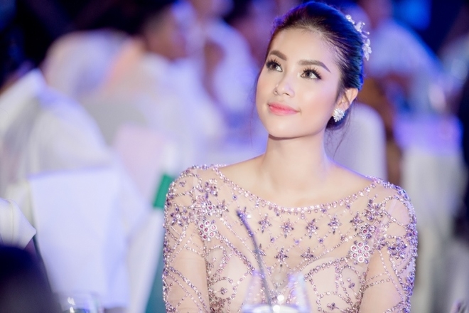 Phạm Hương khoe nội y với váy xuyên thấu