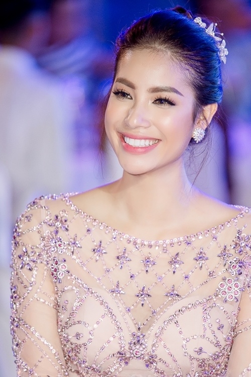 Phạm Hương khoe nội y với váy xuyên thấu