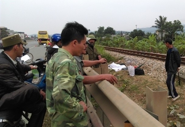 Qua duong sat di ve sinh, co gai bi tau hoa tong chet hinh anh 1