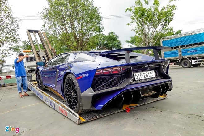 Sieu xe Lamborghini 35 ty cua Minh Nhua ra bien trang hinh anh 3