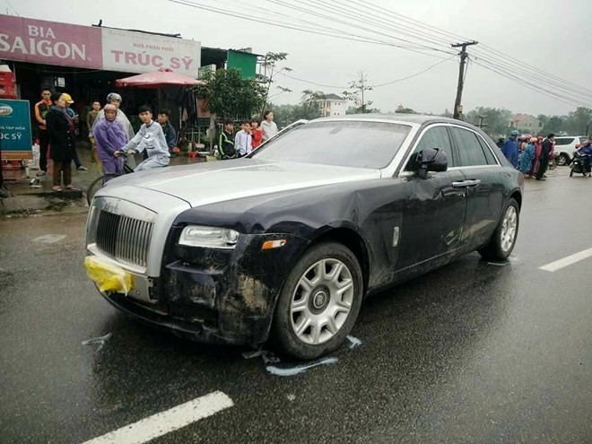 Xe sieu sang Rolls Royce tong chet nguoi di xe may hinh anh 1