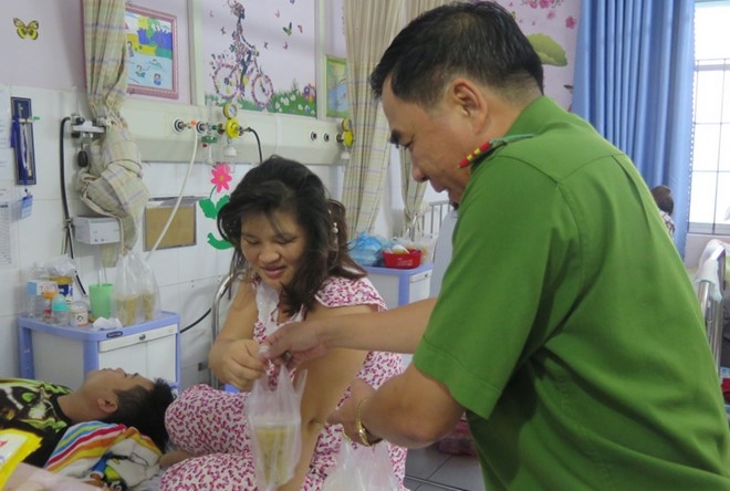 Cong an phuong nau chao cho benh nhan ngheo ngay giap Tet hinh anh 1