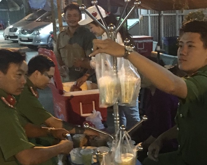 Cong an phuong nau chao cho benh nhan ngheo ngay giap Tet hinh anh 2