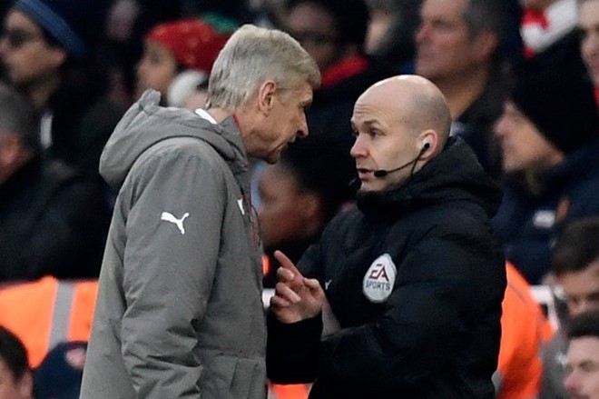 HLV Wenger len tieng xin loi vi hanh vi xo day trong tai hinh anh 1