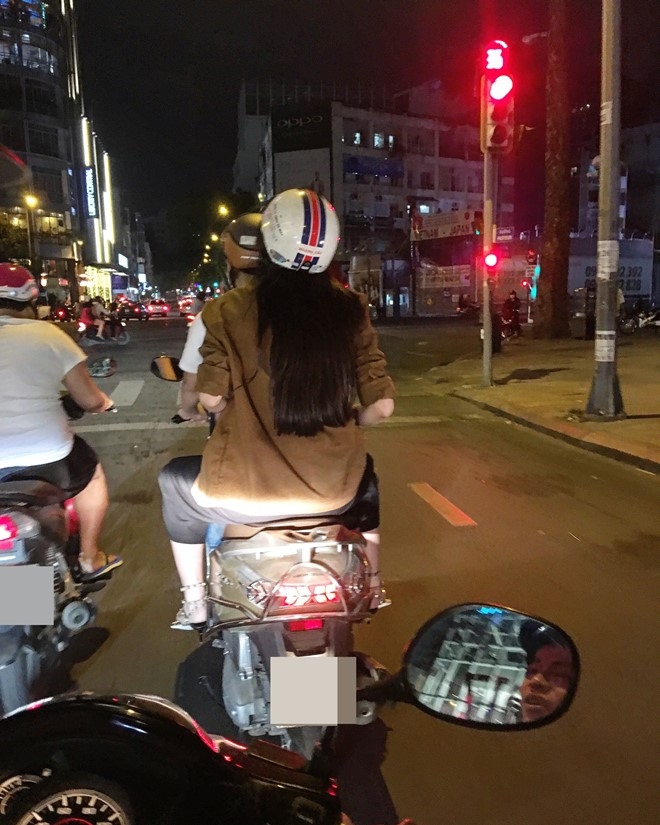 Hoa hau Ky Duyen di xe may phat qua Tet luc nua dem hinh anh 1