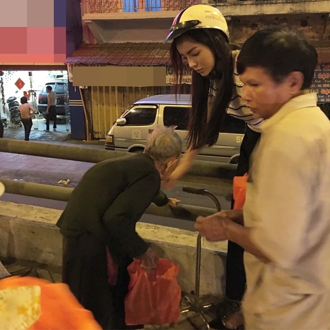 Hoa hau Ky Duyen di xe may phat qua Tet luc nua dem hinh anh 2