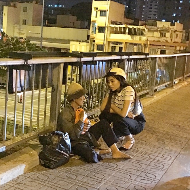 Hoa hau Ky Duyen di xe may phat qua Tet luc nua dem hinh anh 3