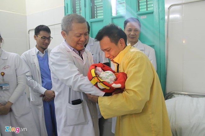Me benh tim nguy kich cuong quyet bao ve con trong bung hinh anh 1