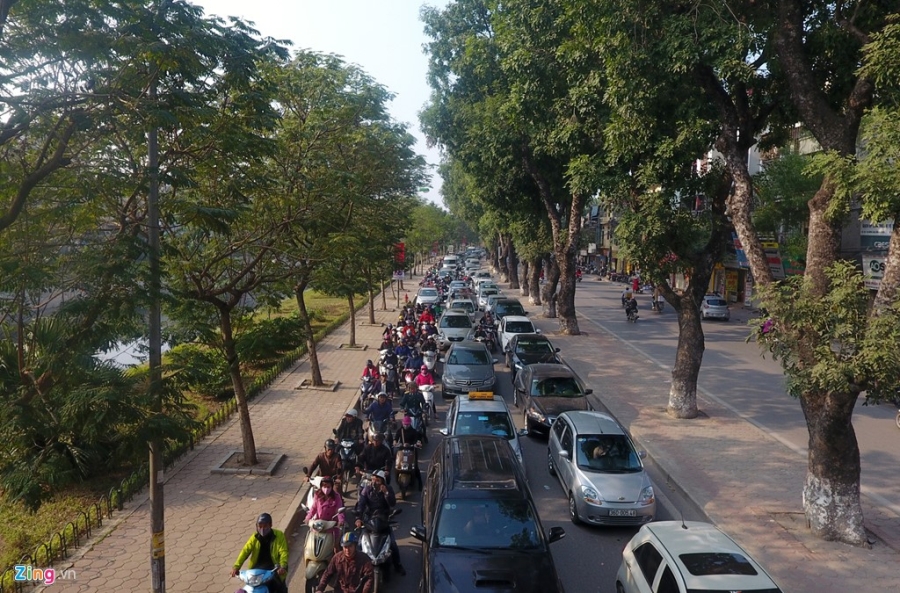 Oto tran ra duong, Ha Noi un tac nghiem trong hinh anh 1
