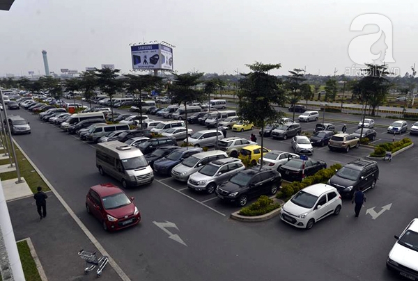 Sân bay Nội Bài chật kín chỗ vì người nhà chờ đón họ hàng về ăn quê Tết - Ảnh 1.