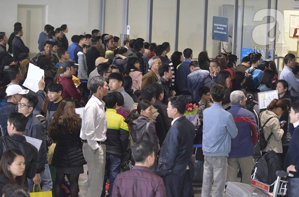 Sân bay Nội Bài chật kín chỗ vì người nhà chờ đón họ hàng về ăn quê Tết - Ảnh 3.