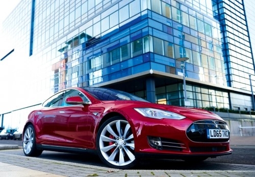 Tesla lang le ra mat chiec xe dien chay xa nhat the gioi hinh anh 1