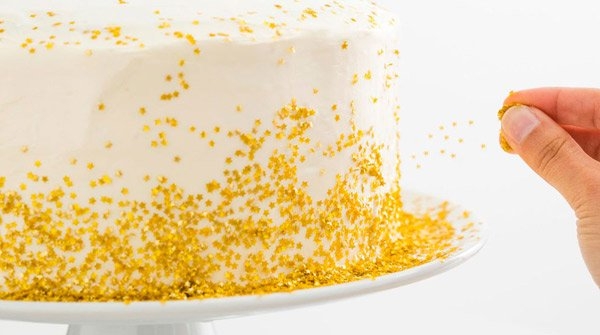 Tiệc Tết nhà đại gia Việt: Ăn bánh phủ vàng, uống rượu vảy vàng