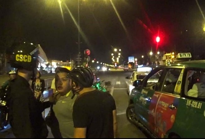 Bat nghi pham cuop xe taxi o Sai Gon nhu phim hanh dong hinh anh 1