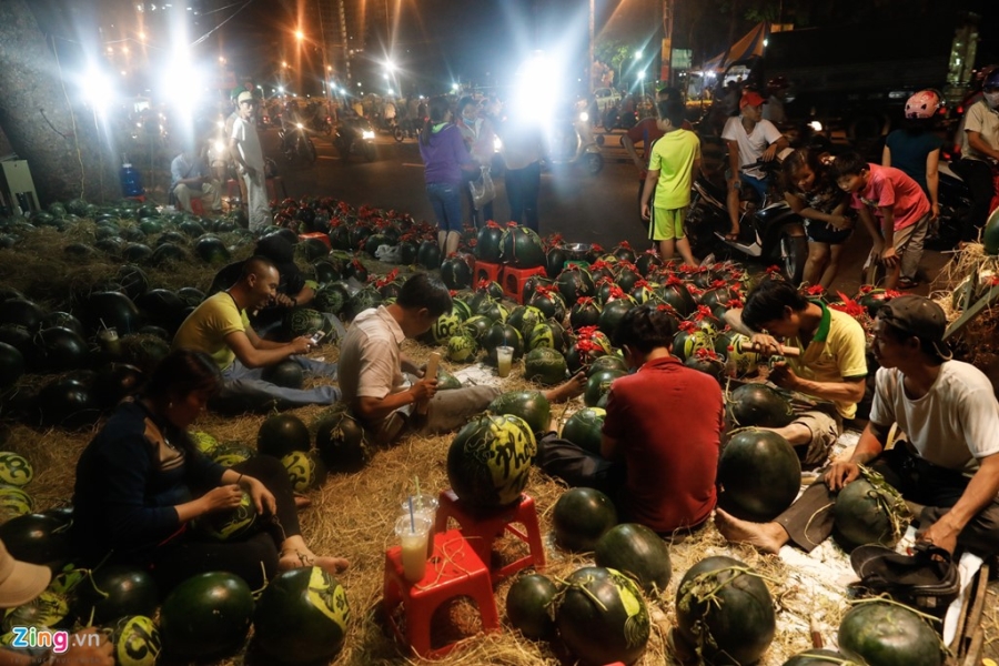 Dua hau khac nghe thuat gia 800.000 dong/cap o Sai Gon hinh anh 2