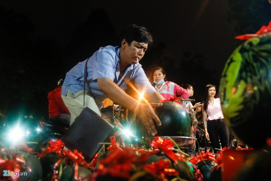 Dua hau khac nghe thuat gia 800.000 dong/cap o Sai Gon hinh anh 10