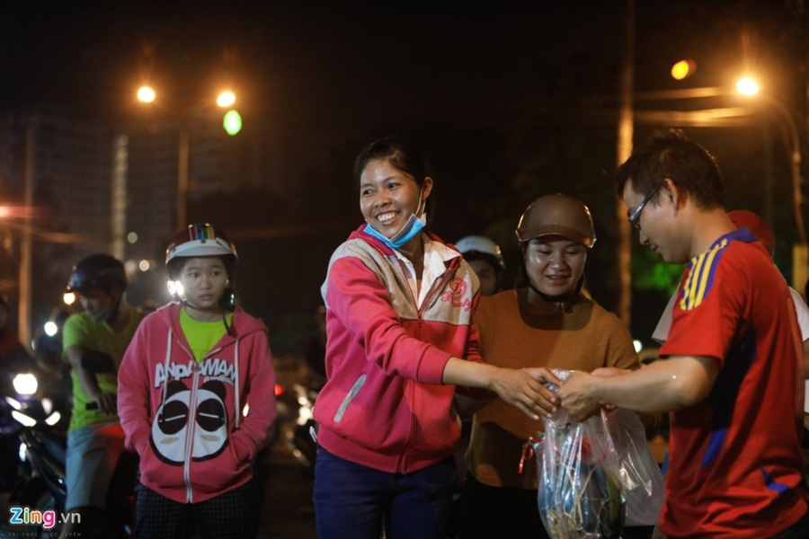 Dua hau khac nghe thuat gia 800.000 dong/cap o Sai Gon hinh anh 12