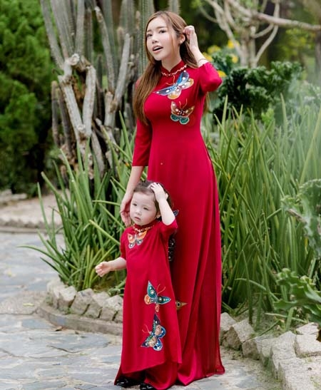 Elly Trần khi mặc áo dài kín đáo cũng vẫn quyến rũ sexy hình ảnh 4 elly tran khi mac ao dai kin dao cung van quyen ru sexy hinh anh 4