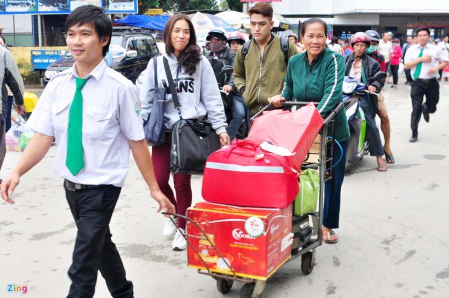 Phut doan tu xuc dong o nha ga ngay can Tet hinh anh 8
