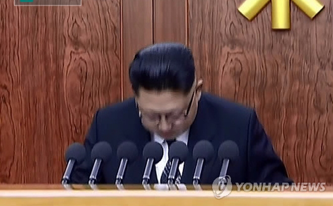 Vì sao ông Kim Jong Un liên tục gập người cúi đầu trước người dân?