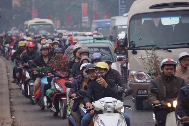  Người dân di chuyển rất khó khăn tại khu vực bên ngoài Bến xe Nước Ngầm 