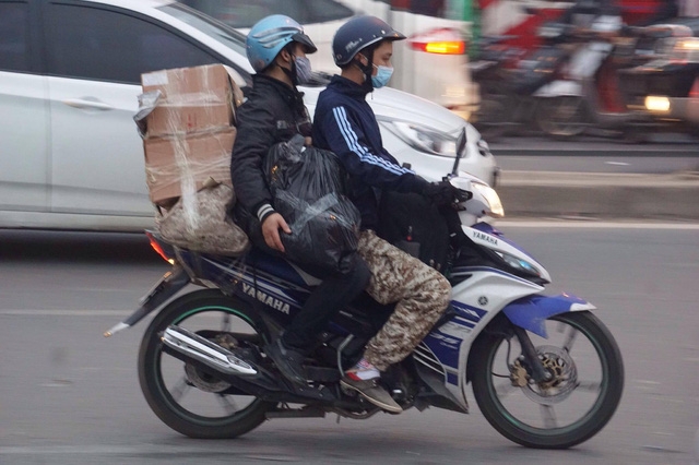  Người dân lỉnh kỉnh đồ đạc trên đường về Tết (Ảnh: Hữu Nghị) 