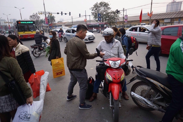  Bên trong Bến xe Giáp Bát và bên ngoài bến xe không quá đông đúc 