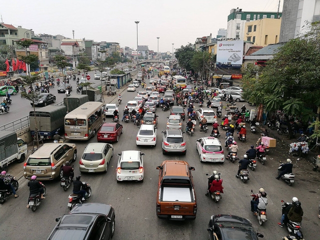  Phương tiện ùn ứ ở nút giao thông đầu cầu Chương Dương 