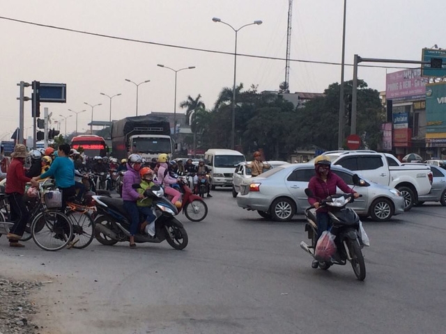  Ngã tư Trâu Quỳ 16h15, lực lượng CSGT đỡ vất vả hơn vài ngày trước 