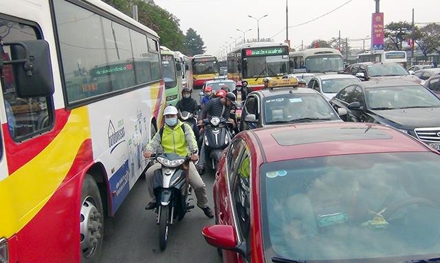  Đường Giải Phóng đoạn bên ngoài bến xe Giáp Bát ùn tắc, giao thông khá lộn xộn. 
