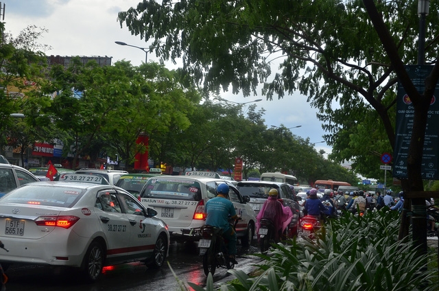 Các phương tiện xếp hàng dài di chuyển vào sân bay Tân Sơn Nhất