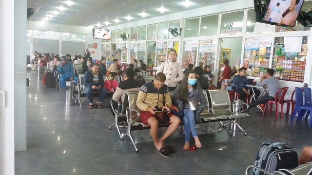 Khu vực chờ xe nhộn nhịp người nhưng so với Hà Nội, TPHCM thì vẫn rất dễ thở.