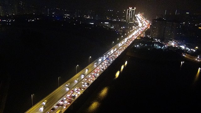  Đường trên cao đang ùn tắc trong đêm (Ảnh: Quang Phong) 