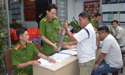 Dan Sai Gon mang dao kiem, ma tau di doi qua Tet hinh anh 1