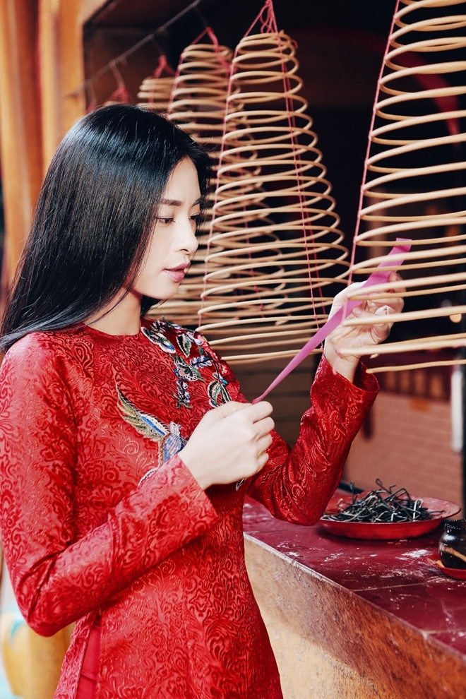 Ngo Thanh Van diu dang voi ao dai do don Tet hinh anh 2