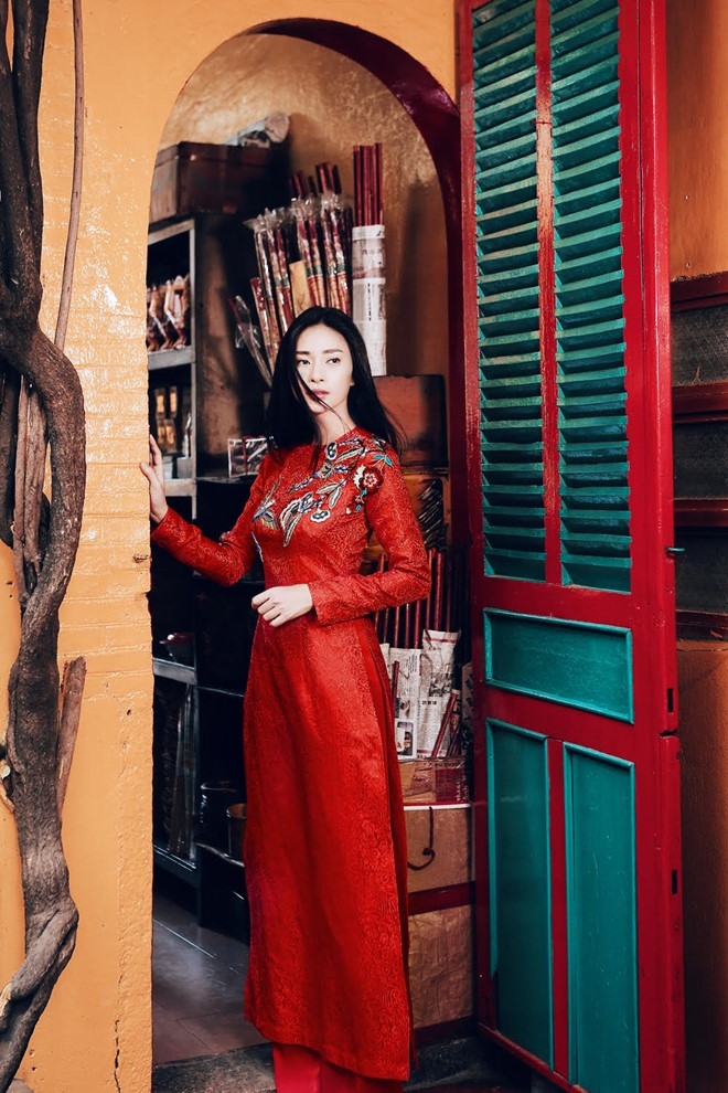 Ngo Thanh Van diu dang voi ao dai do don Tet hinh anh 4