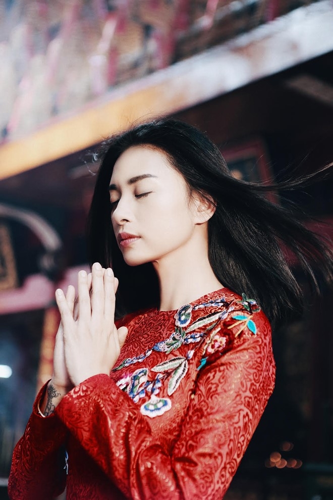 Ngo Thanh Van diu dang voi ao dai do don Tet hinh anh 5